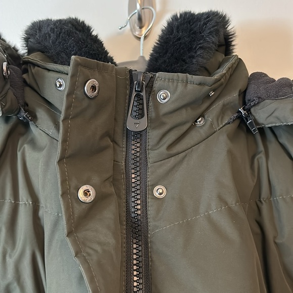 Convertible and cozy warm winter puffer in dark green with black accents - Picture 4 of 10